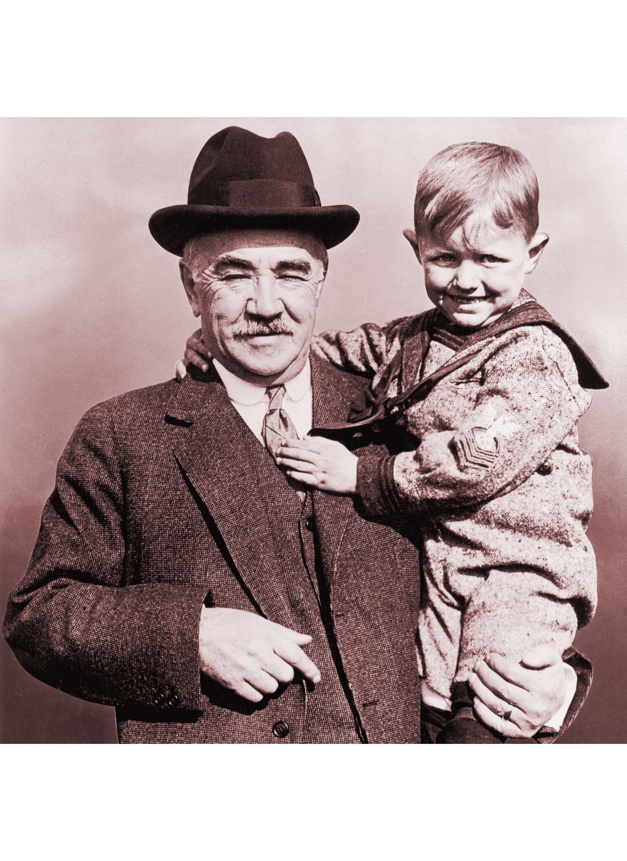 Milton Hershey com uma criança no colo.
