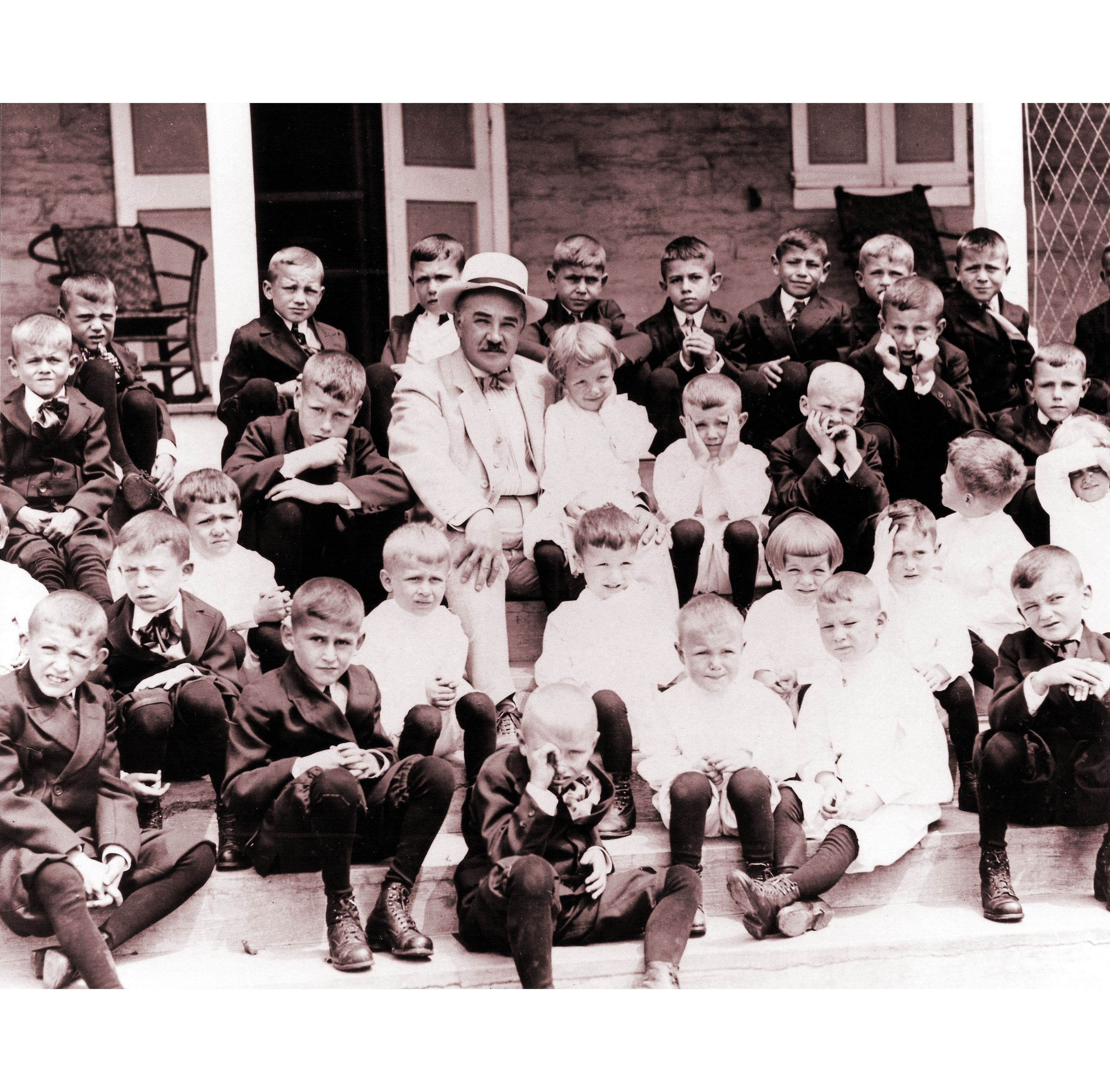 Milton Hershey e crianças da fundação Hershey School.
