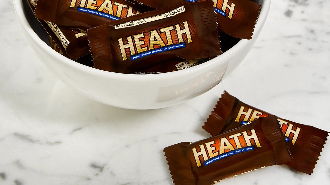 heath snack size candy bars in a white bowl. 