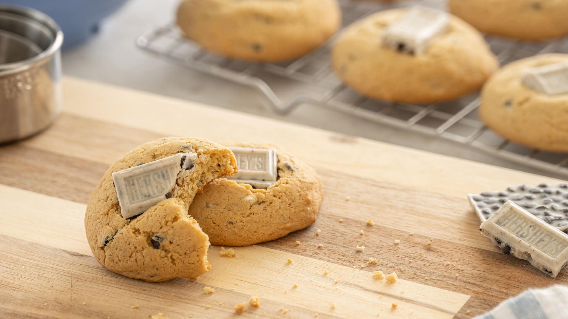 freshly baked cookies n creme cookies