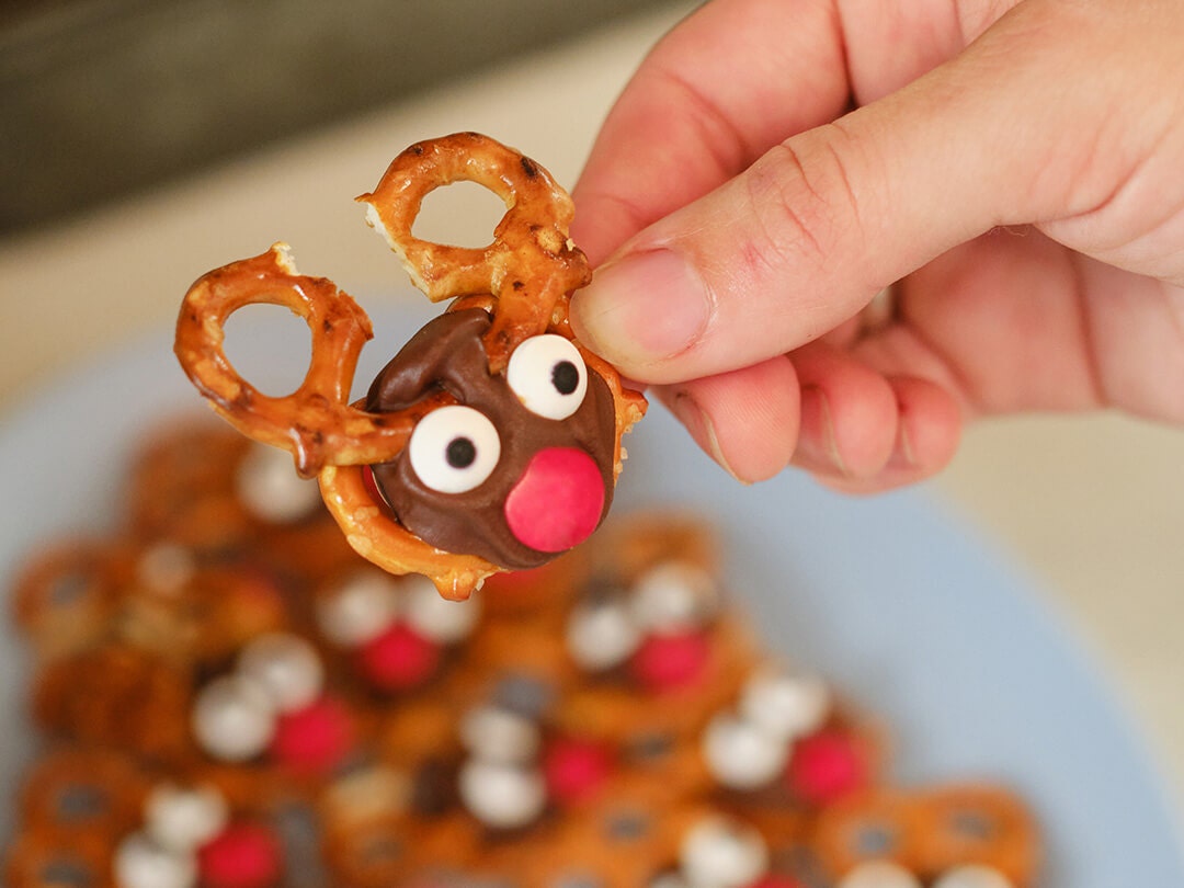 holiday reindeer pretzel treats