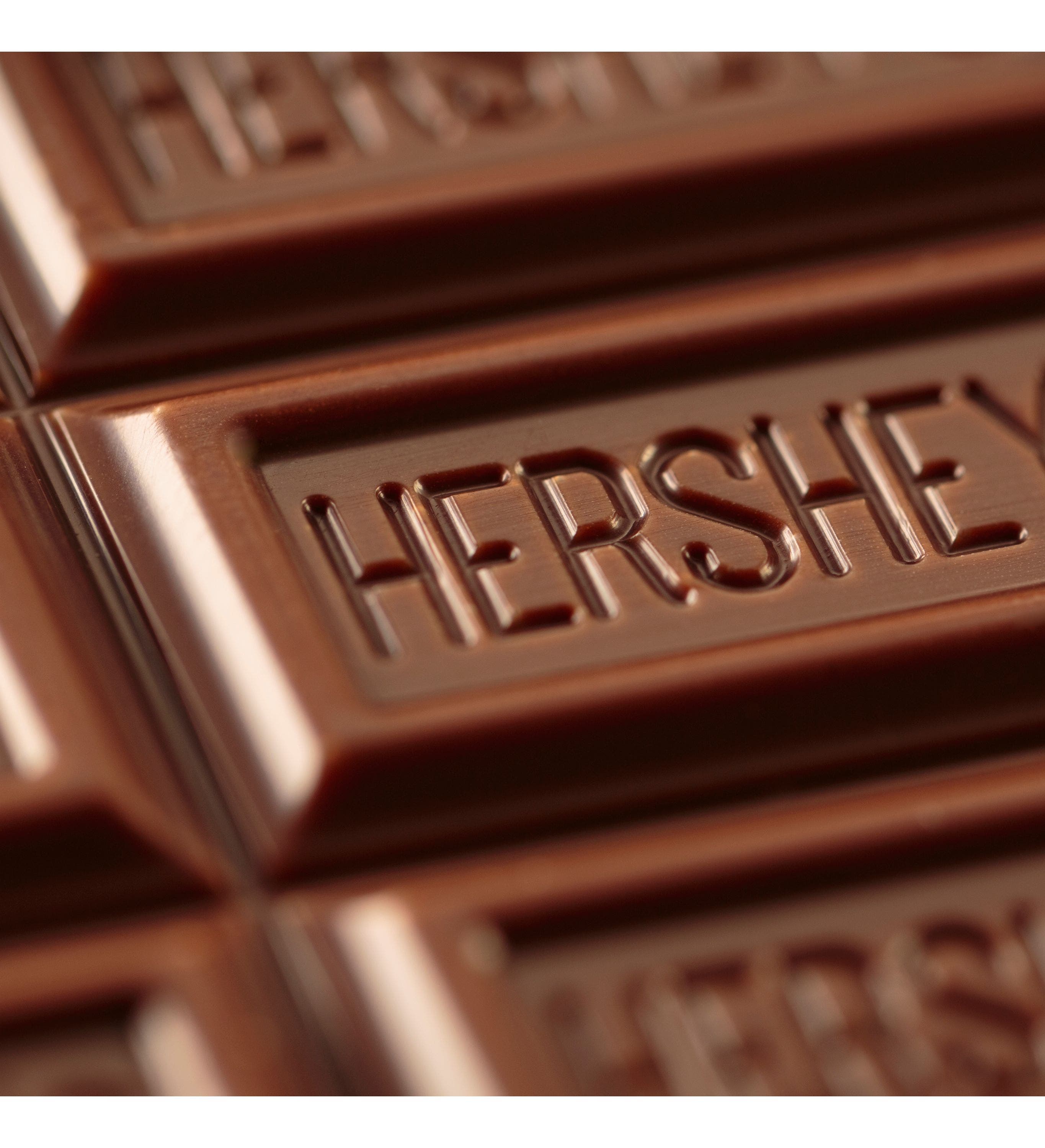 Foco num pedaço do chocolate HERSHEY’S, que mostra o nome da marca.